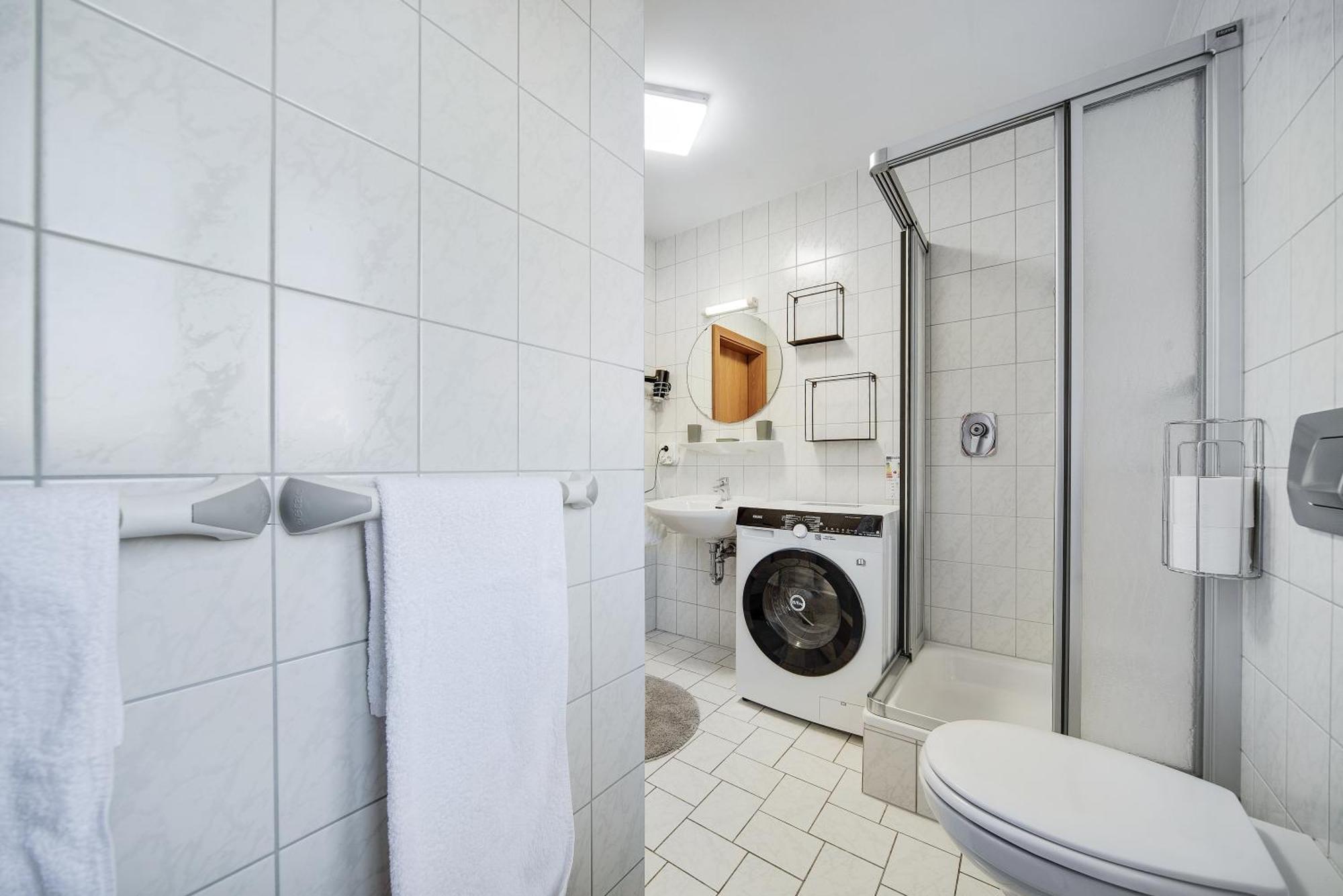 Fewo-Lavees Moderne Zentrale Fewo Nahe Omv Wacker Kliniken Burg -Eigener Eingang-Schluesselloser Check In 布格豪森 外观 照片